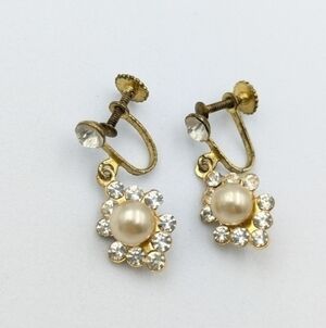 4/24$ 🌻 Vintage rhinestone and faux pearl dangle screw back earrings